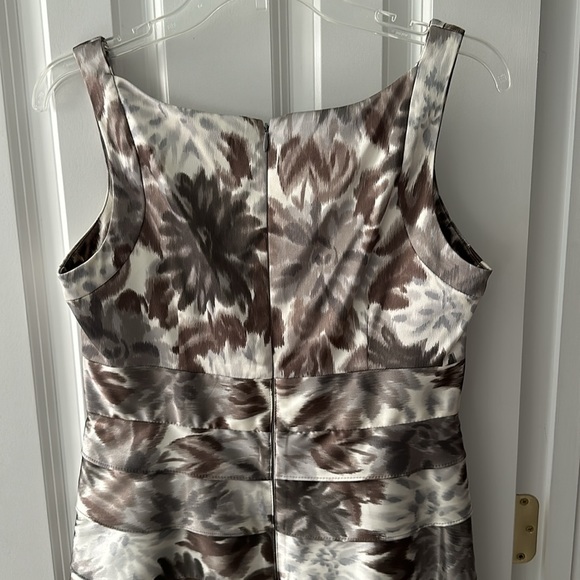 Floral Silver Grey Creme Pattern • Midi Dress • Size 8 - Picture 3 of 6